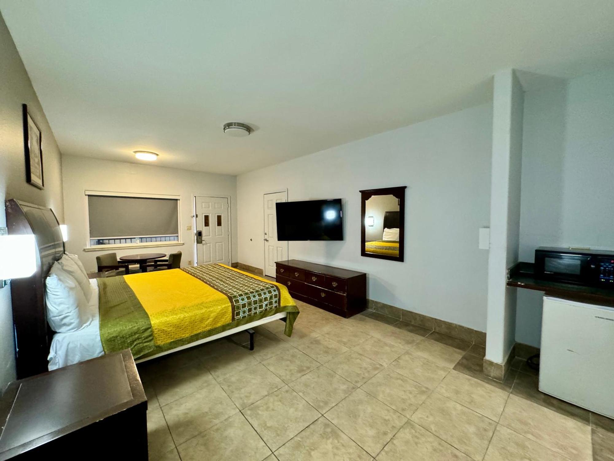 Texas Inn And Suites City Center At University Dr. Edinburg Exterior photo
